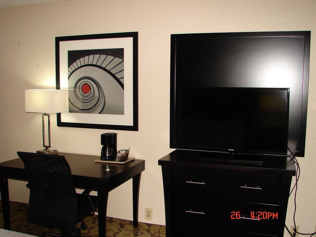 Hotel Ramada Plaza By Wyndham Charlotte South End Airport Extérieur photo