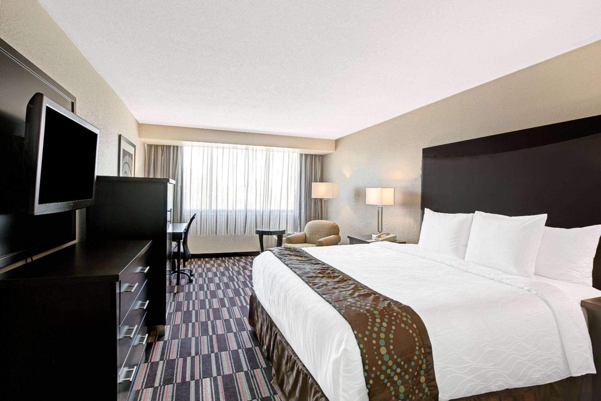 Hotel Ramada Plaza By Wyndham Charlotte South End Airport Extérieur photo
