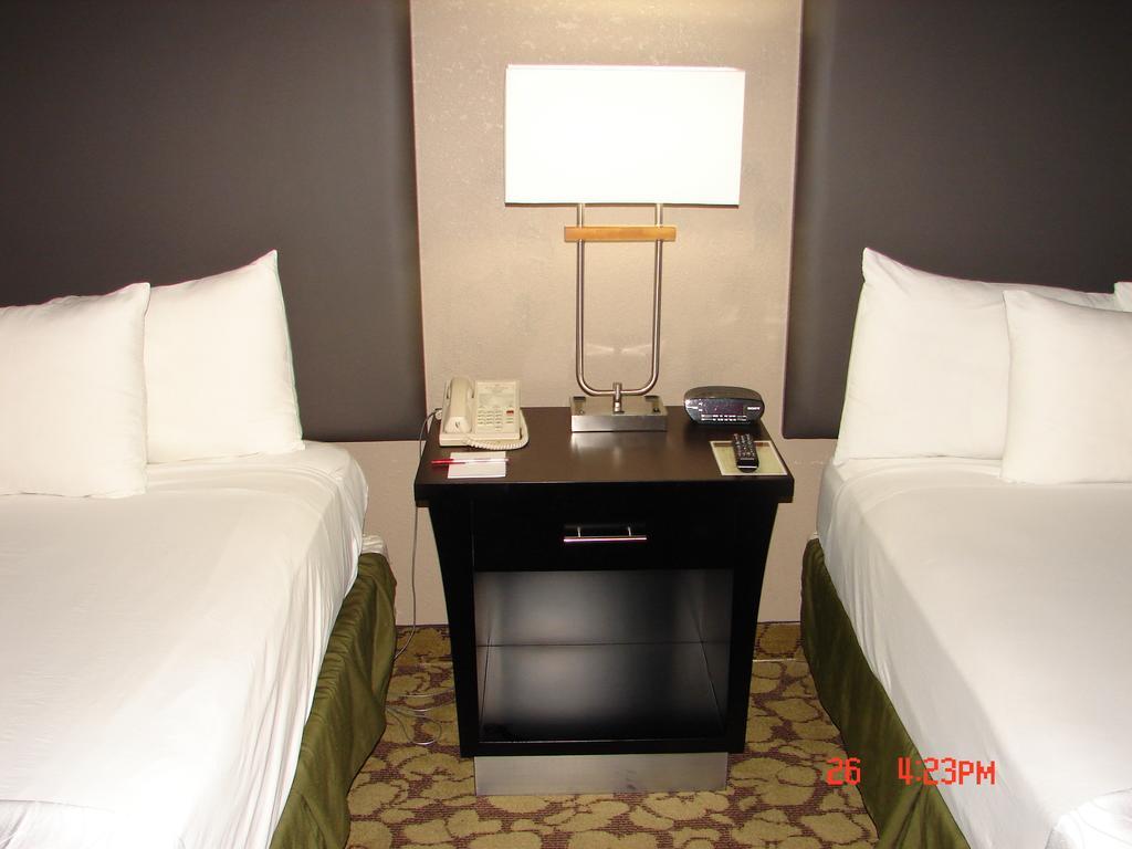 Hotel Ramada Plaza By Wyndham Charlotte South End Airport Extérieur photo
